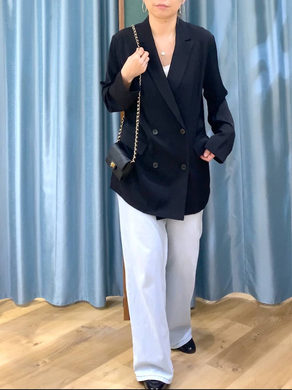 ホワイト系のその他トップス、ブルー系のデニムパンツ、ブラック系のテーラードジャケットを着用したレディースの冬コーディネートの8枚目の写真