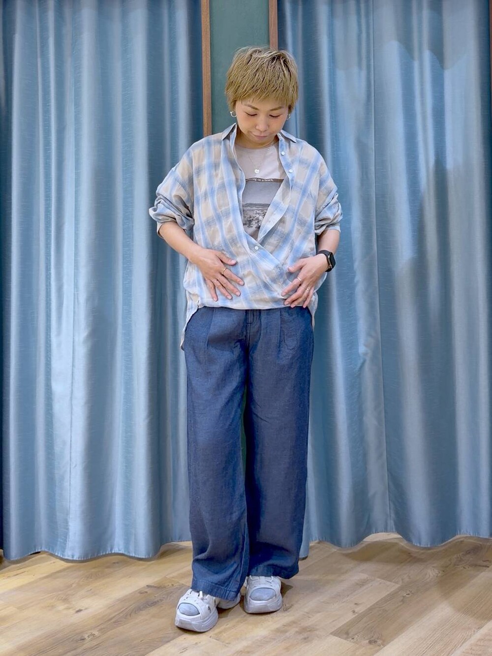 ベージュ系のTシャツ/カットソー、グレー系のサンダル、ブルー系のシャツ/ブラウスを着用したレディースの夏コーディネートの7枚目の写真