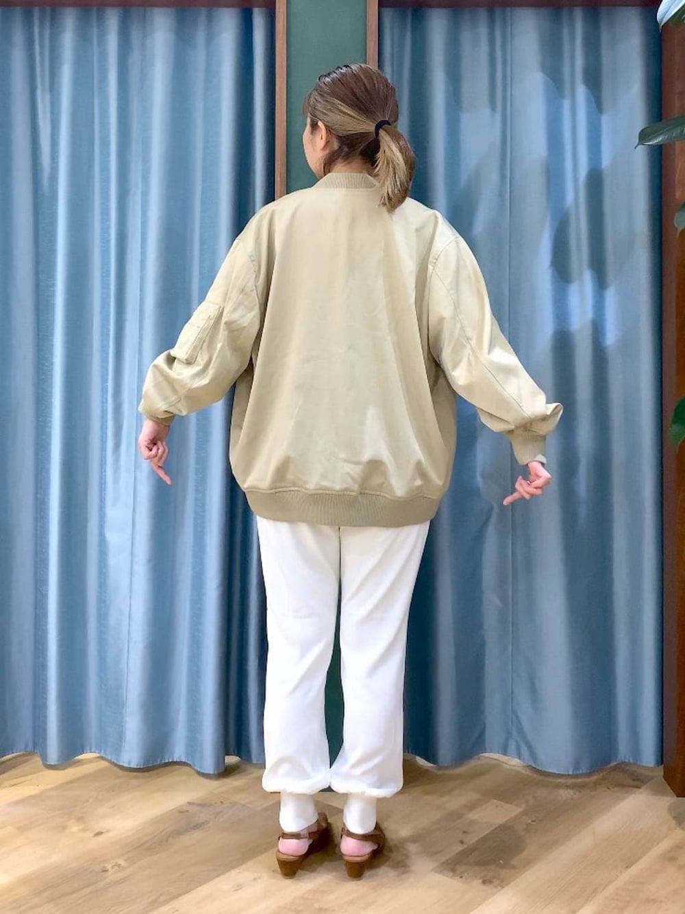 ベージュ系のMA-1、ホワイト系のTシャツ/カットソー、イエロー系のハンドバッグを着用したレディースの冬コーディネートの5枚目の写真