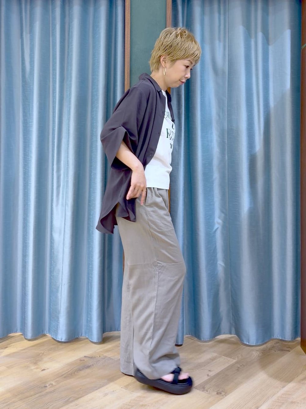 グレー系のシャツ/ブラウス、ホワイト系のTシャツ/カットソー、ブラウン系のその他パンツを着用したレディースの夏コーディネートの5枚目の写真