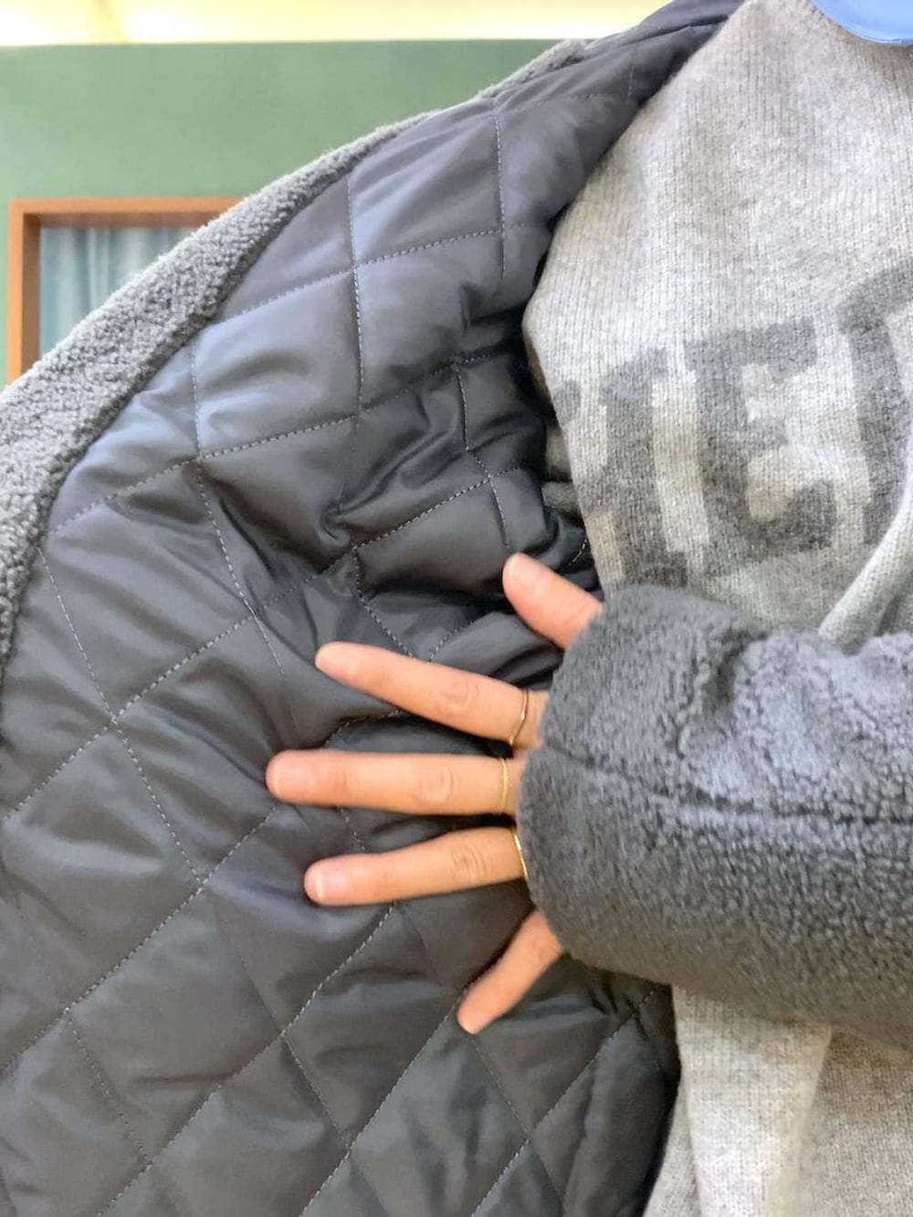 グレー系のニット/セーター、グレー系のその他アウター、ベージュ系のその他パンツを着用したレディースの冬コーディネートの6枚目の写真