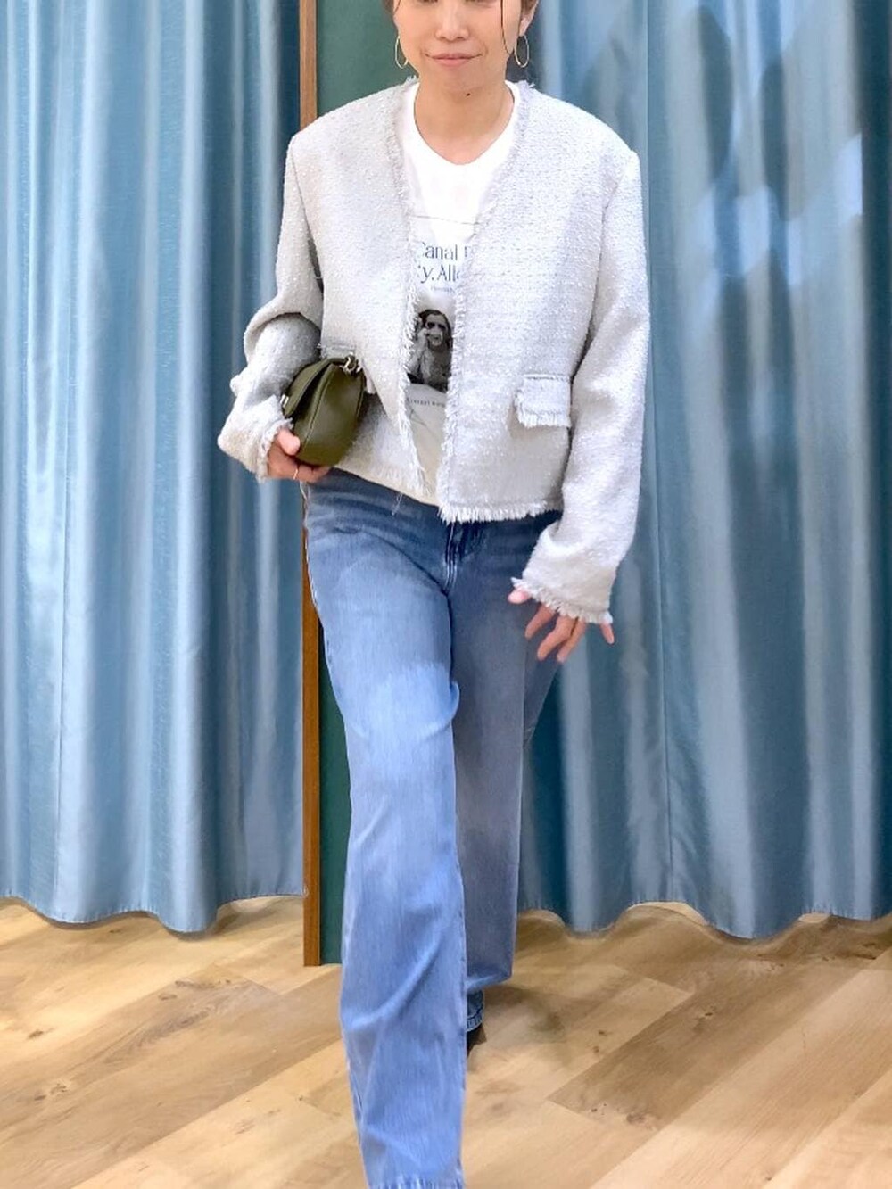 ブルー系のデニムパンツ、グレー系のノーカラージャケット、ホワイト系のTシャツ/カットソーを着用したレディースの冬コーディネートの5枚目の写真