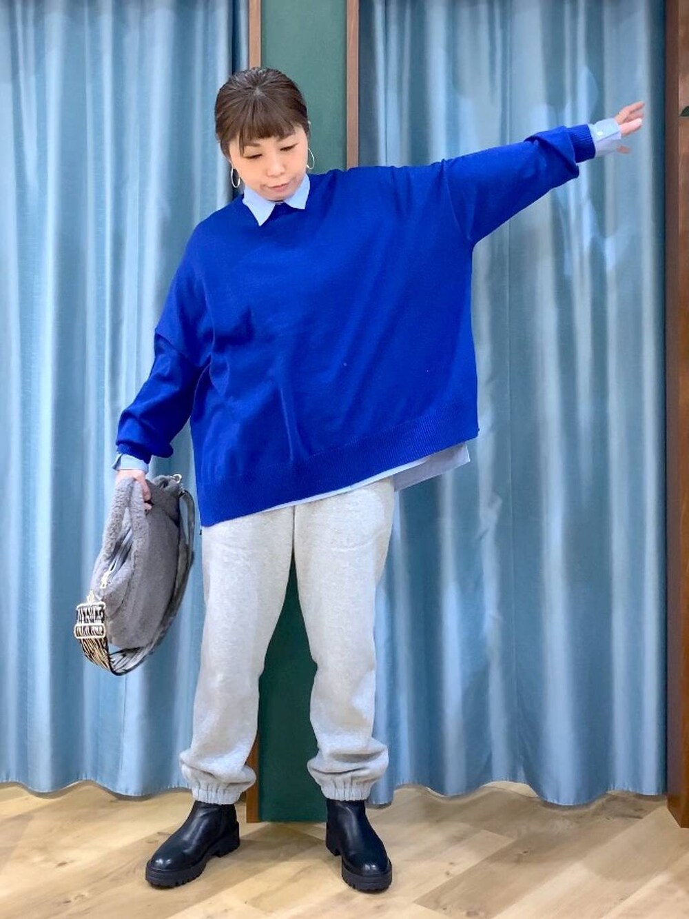 ブラック系のブーツ、ブルー系のシャツ/ブラウス、グレー系のトートバッグを着用したレディースの秋コーディネートの5枚目の写真