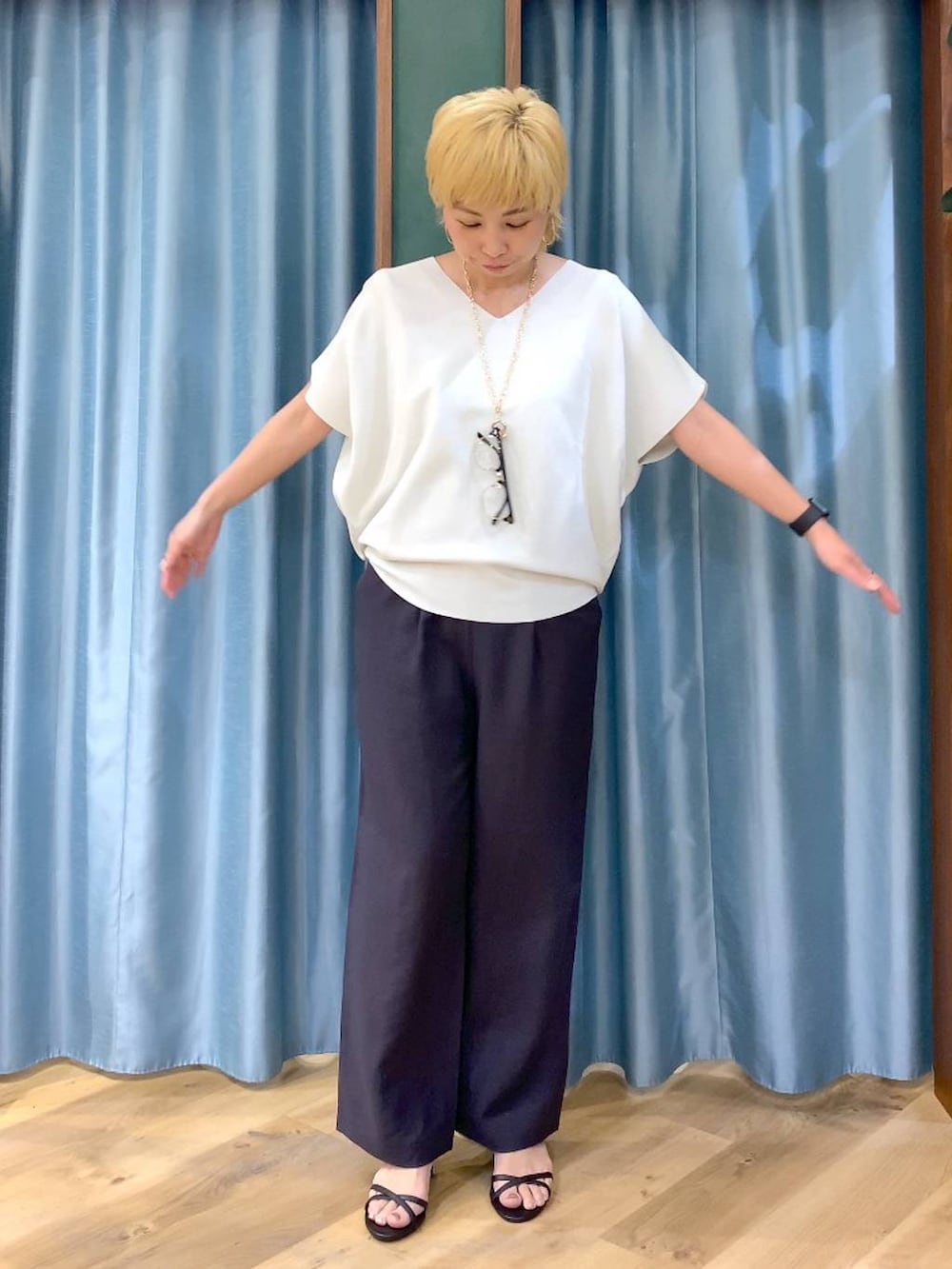 ホワイト系のトートバッグ、ホワイト系のニット/セーター、グレー系のその他パンツを着用したレディースの春コーディネートの7枚目の写真