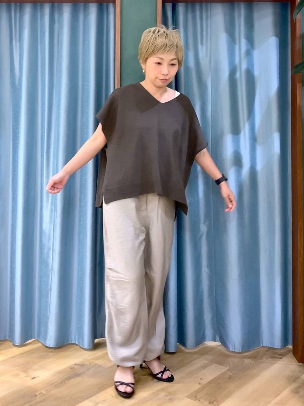 ブラック系のサンダル、ベージュ系のその他パンツ、ブラウン系のハンドバッグを着用したレディースの夏コーディネートの5枚目の写真