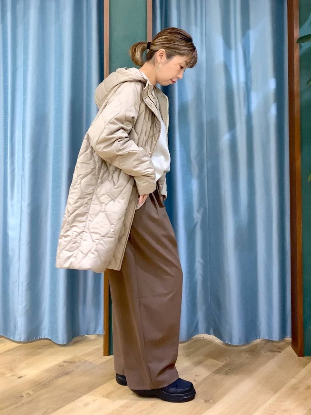 ベージュ系のブルゾン、ベージュ系のニット/セーター、ブラック系のブーツを着用したレディースの冬コーディネートの3枚目の写真