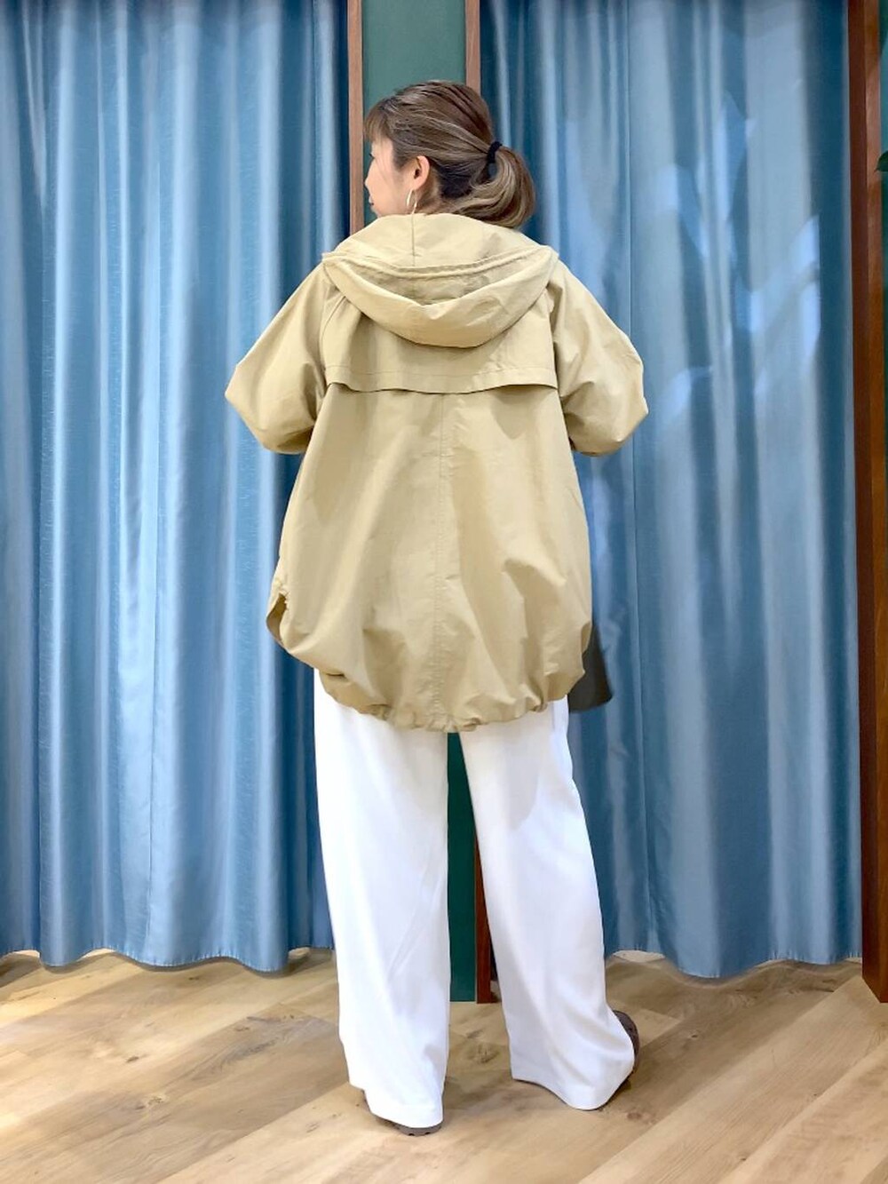 ホワイト系のその他パンツ、グレー系のローファー、ベージュ系のマウンテンパーカーを着用したレディースの春コーディネートの6枚目の写真