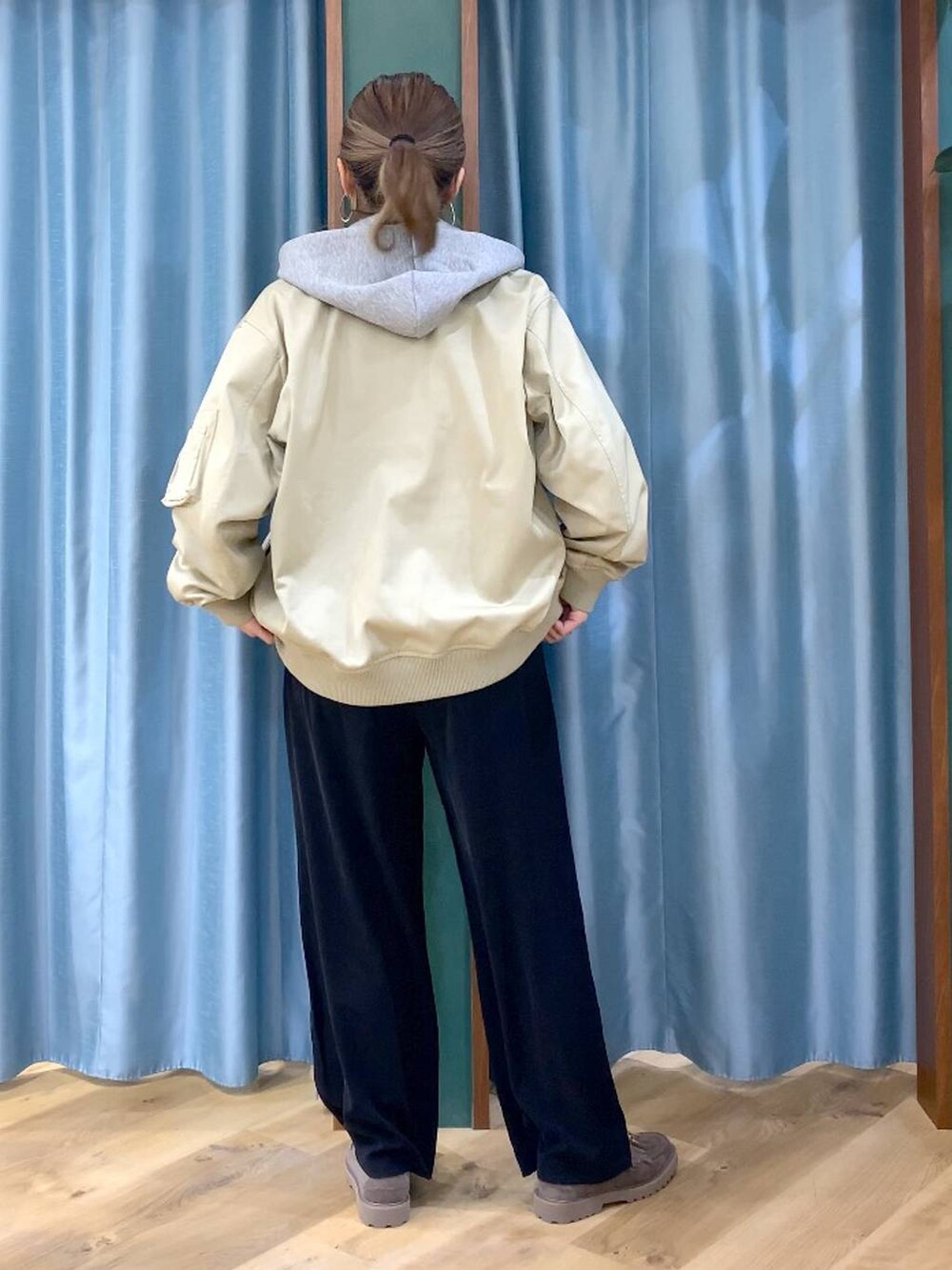 ブラック系のその他パンツ、グレー系のローファー、グレー系のパーカーを着用したレディースの春コーディネートの6枚目の写真