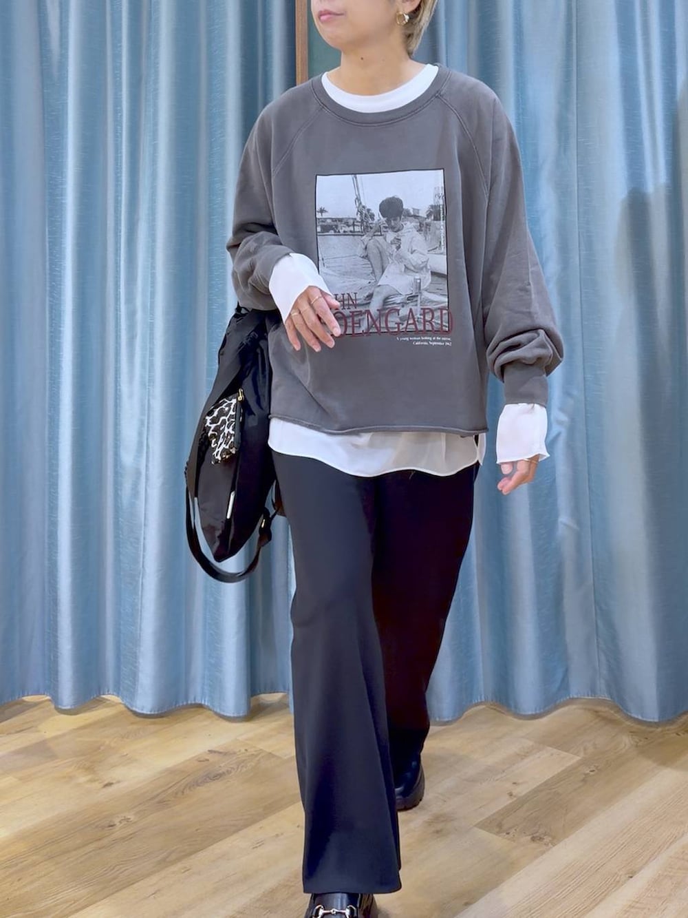 グレー系のスウェット、ブラック系のスニーカー、ホワイト系のTシャツ/カットソーを着用したレディースの秋コーディネートの8枚目の写真
