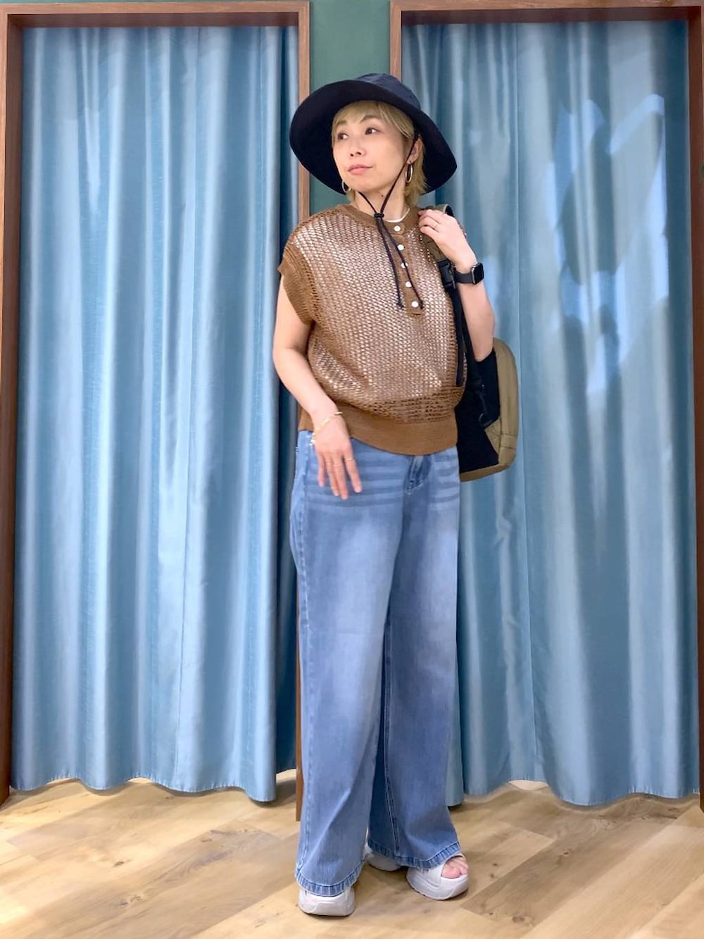 ホワイト系のTシャツ/カットソー、ブルー系のデニムパンツ、イエロー系のニット/セーターを着用したレディースの夏コーディネートの4枚目の写真
