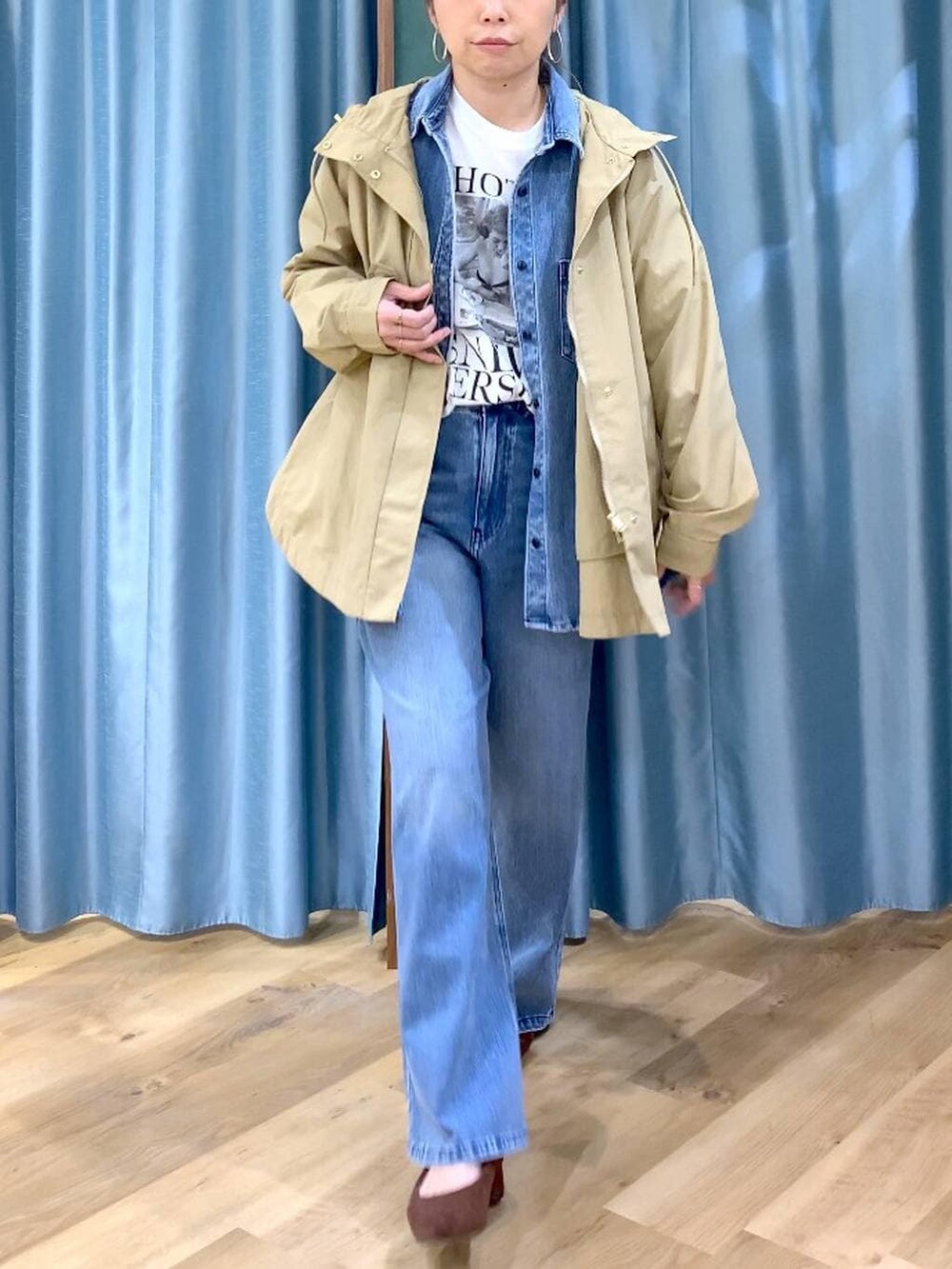 ブルー系のシャツ/ブラウス、ブラウン系のパンプス、ブルー系のデニムパンツを着用したレディースの春コーディネートの9枚目の写真