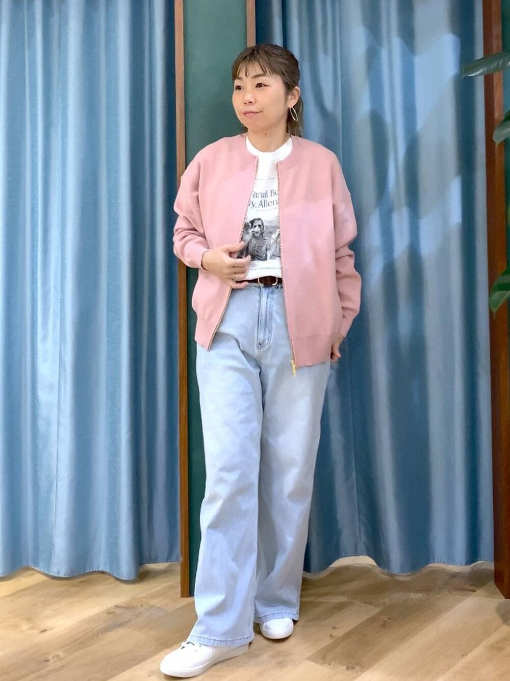 グレー系のカーディガン/ボレロ、ベージュ系のバックパック/リュック、ブラウン系のスニーカーを着用したレディースの冬コーディネートの2枚目の写真