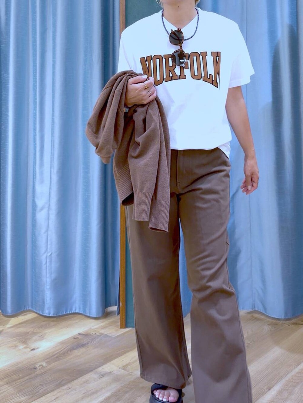 ブラック系のサンダル、ブラウン系のカーディガン/ボレロ、ホワイト系のTシャツ/カットソーを着用したレディースの夏コーディネートの8枚目の写真