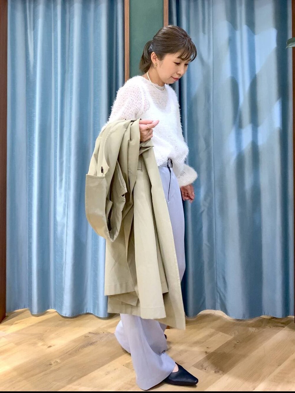 ホワイト系のタンクトップ、グレー系のその他パンツ、ベージュ系のステンカラーコートを着用したレディースの冬コーディネートの4枚目の写真