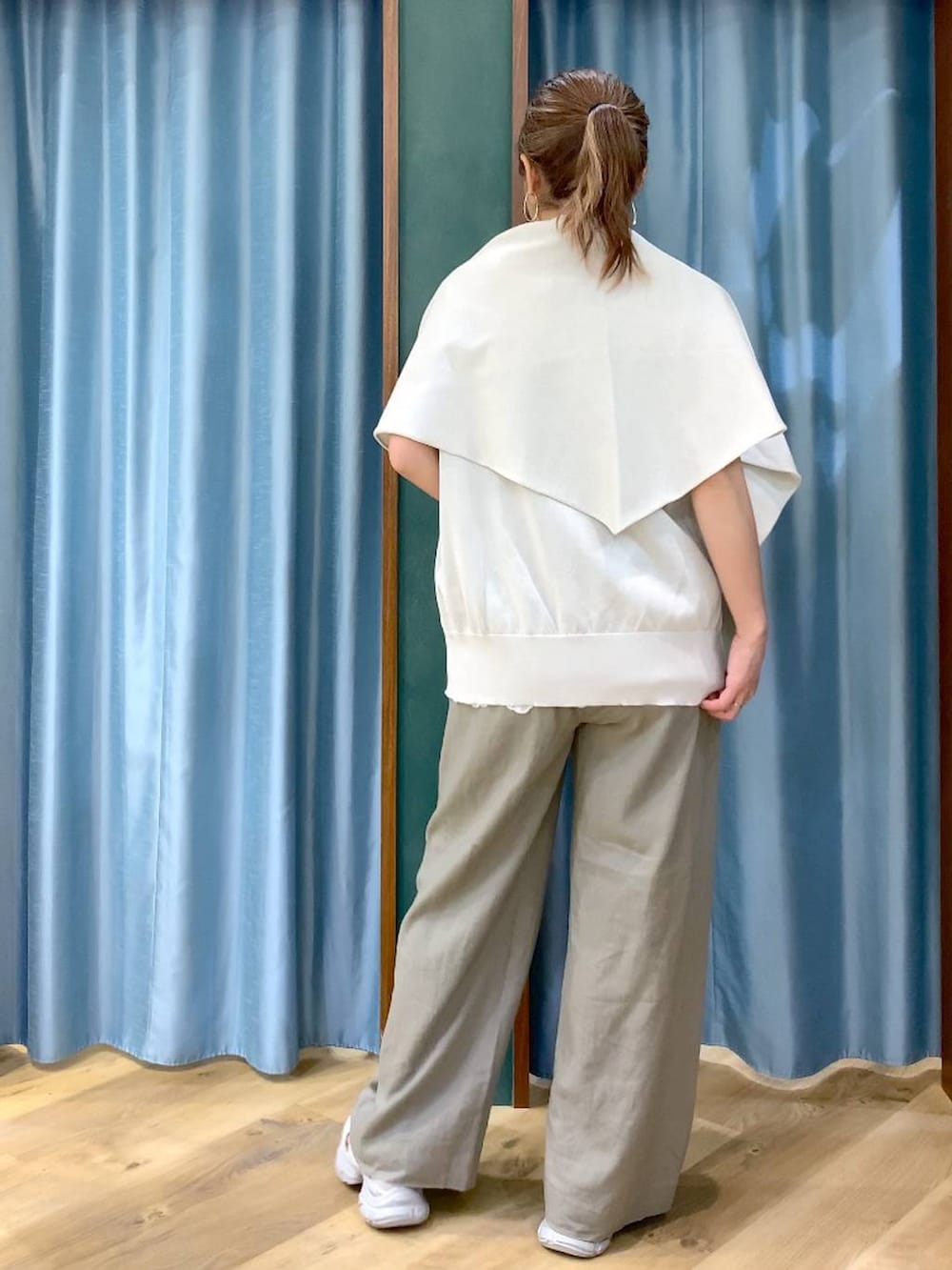 ベージュ系のベスト、ホワイト系のシャツ/ブラウス、グレー系のサンダルを着用したレディースの春コーディネートの4枚目の写真