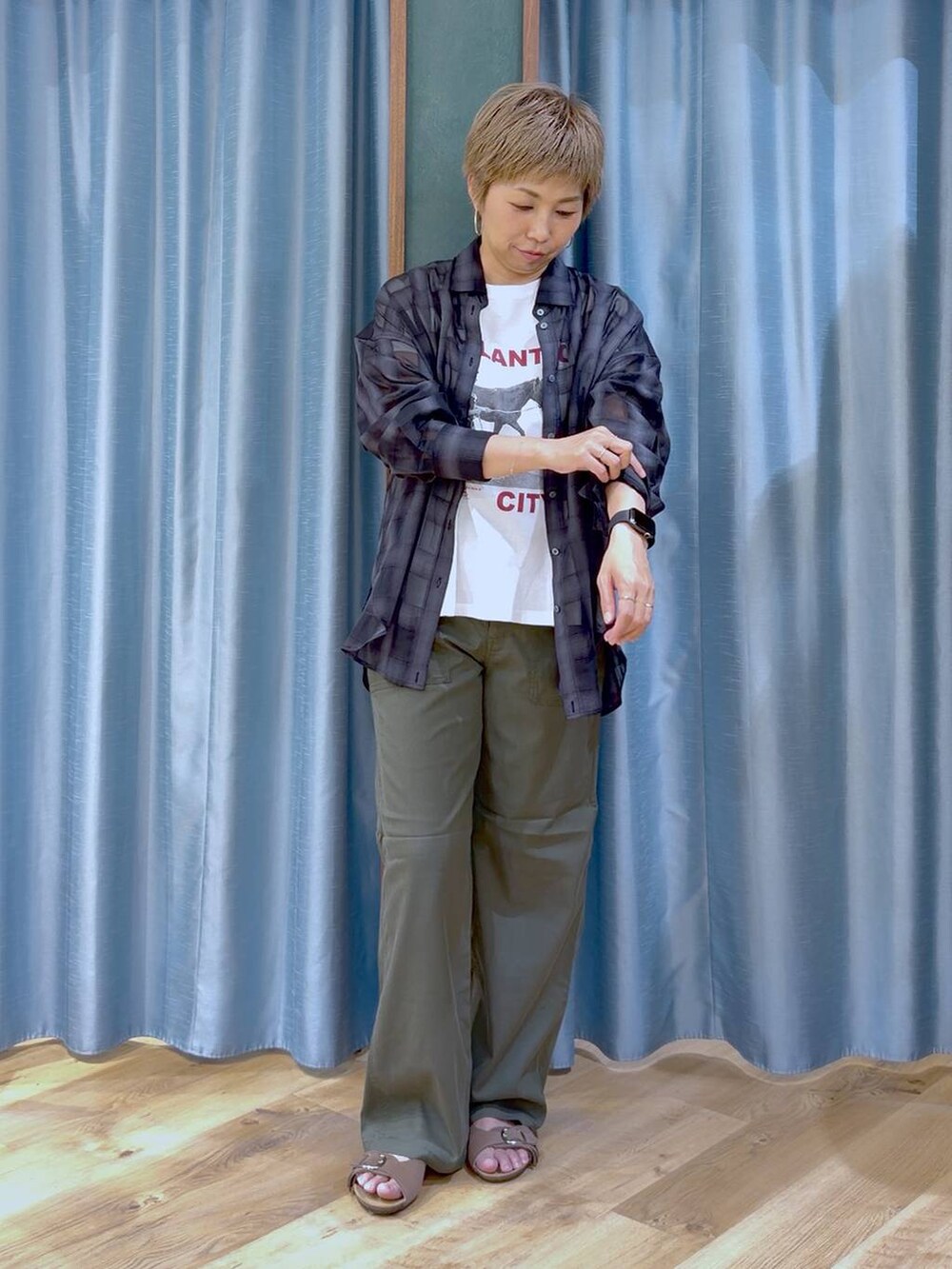 ホワイト系のTシャツ/カットソー、グリーン系のチノパンツ、ブラウン系のサンダルを着用したレディースの夏コーディネートの4枚目の写真
