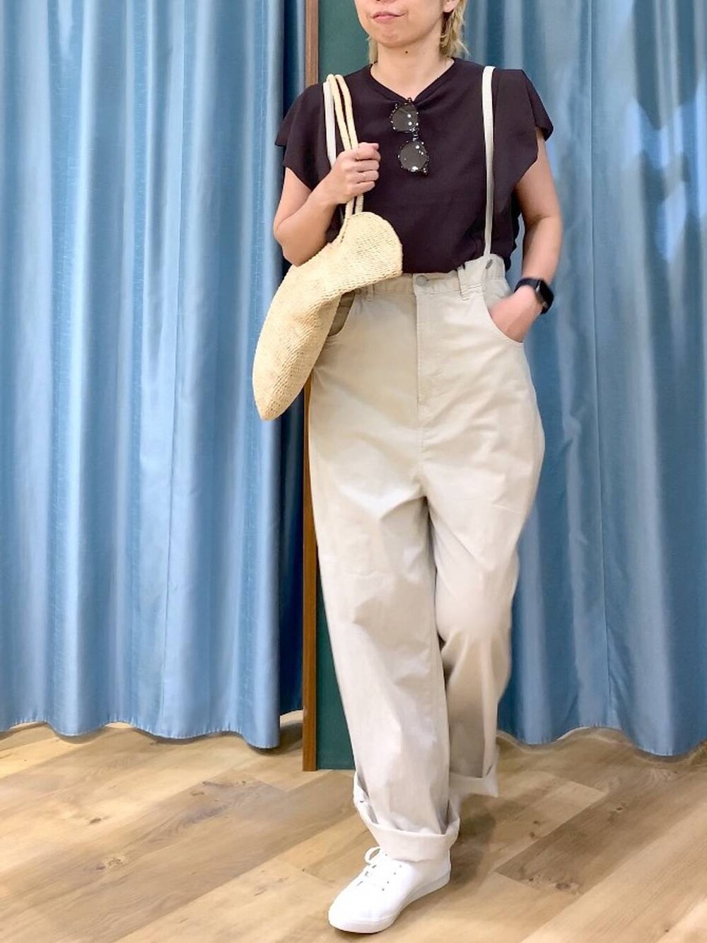 ベージュ系のその他パンツ、ブラウン系のニット/セーター、ベージュ系のかごバッグを着用したレディースの春コーディネートの6枚目の写真