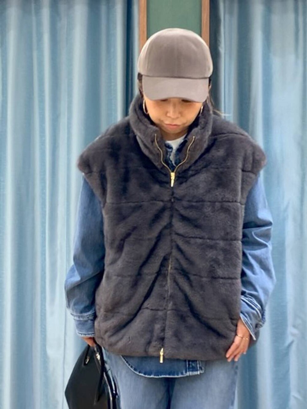 ブラック系のブーツ、ブルー系のシャツ/ブラウス、ブルー系のデニムパンツを着用したレディースの秋コーディネートの4枚目の写真