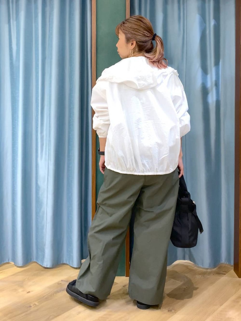 ホワイト系のTシャツ/カットソー、グリーン系のその他パンツ、ホワイト系のブルゾンを着用したレディースの春コーディネートの3枚目の写真