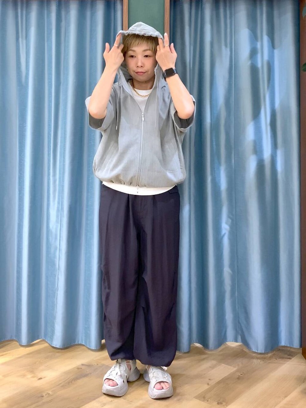 グレー系のサンダル、グレー系のその他パンツ、グレー系のブルゾンを着用したレディースの夏コーディネートの6枚目の写真