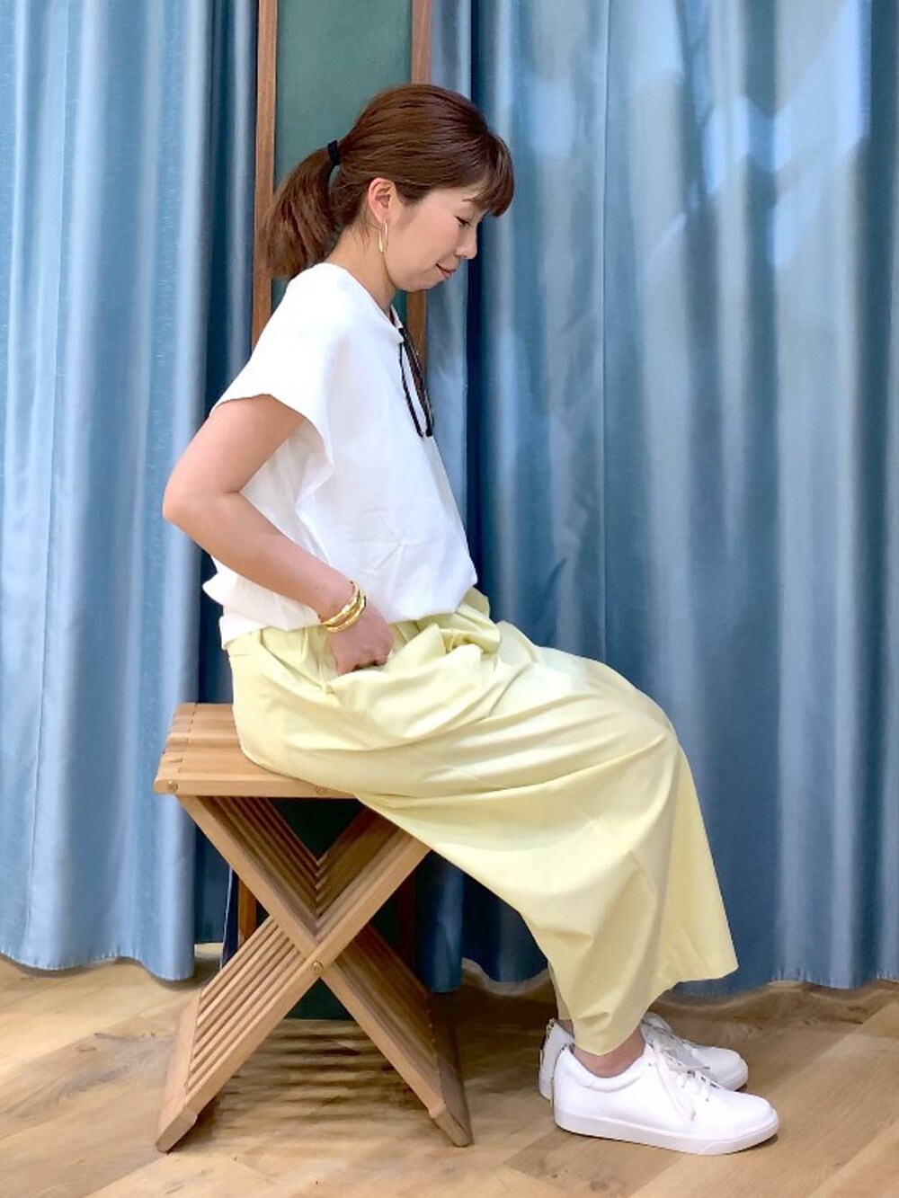 ホワイト系のTシャツ/カットソー、イエロー系のその他パンツ、ホワイト系のスニーカーを着用したレディースの春コーディネートの8枚目の写真