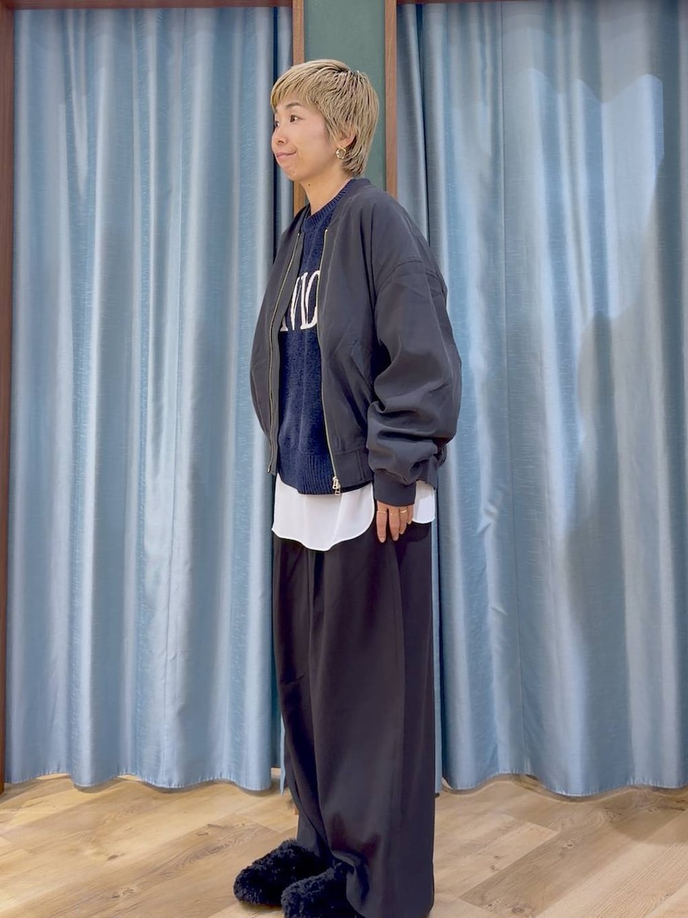 ブラック系のその他シューズ、ブルー系のニット/セーター、ホワイト系のTシャツ/カットソーを着用したレディースの秋コーディネートの4枚目の写真