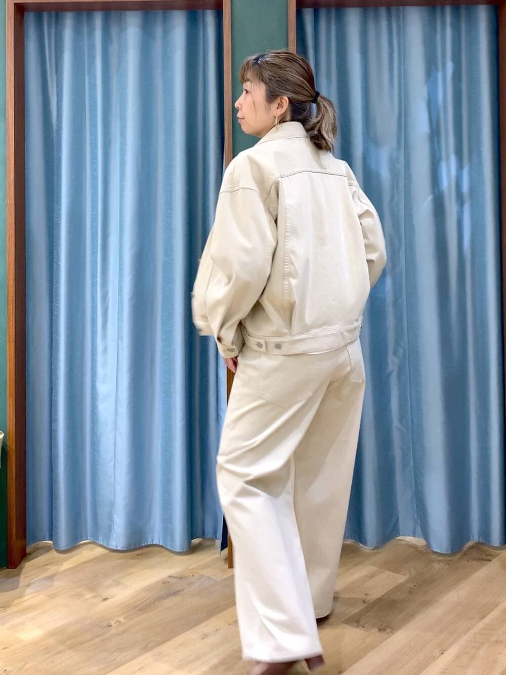 ブラウン系のパンプス、ベージュ系のデニムパンツ、ベージュ系のデニムジャケットを着用したレディースの春コーディネートの5枚目の写真