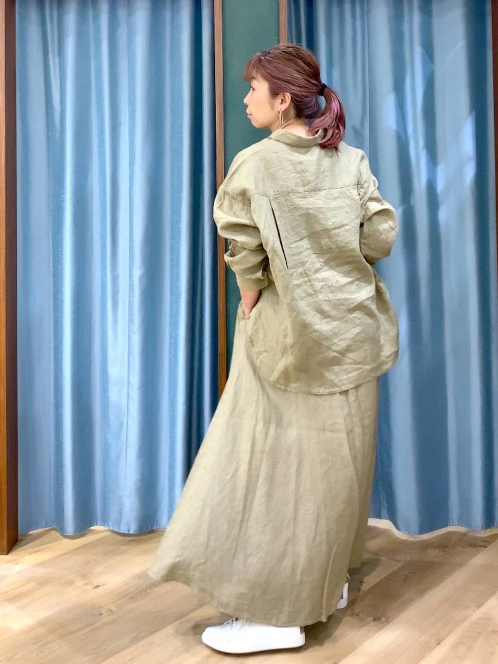 ベージュ系のシャツ/ブラウス、ブラウン系のスニーカー、ベージュ系のスカートを着用したレディースの春コーディネートの8枚目の写真