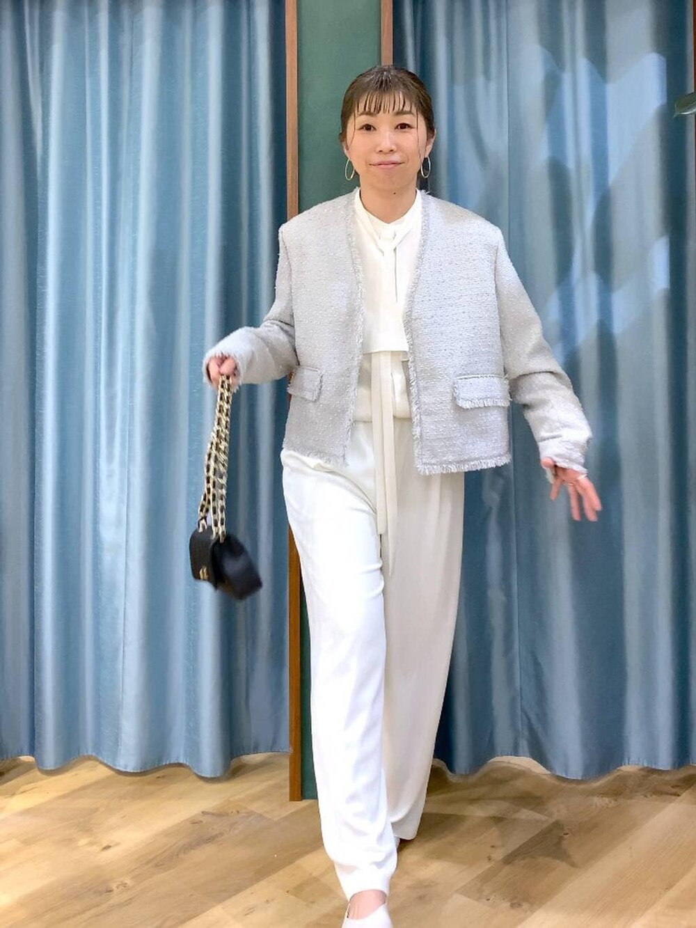 ホワイト系のその他パンツ、ホワイト系のシャツ/ブラウス、グレー系のノーカラージャケットを着用したレディースの冬コーディネートの6枚目の写真