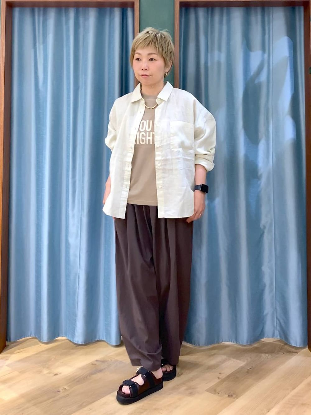 ブラウン系のその他パンツ、ベージュ系のシャツ/ブラウス、ベージュ系のTシャツ/カットソーを着用したレディースの夏コーディネートの3枚目の写真