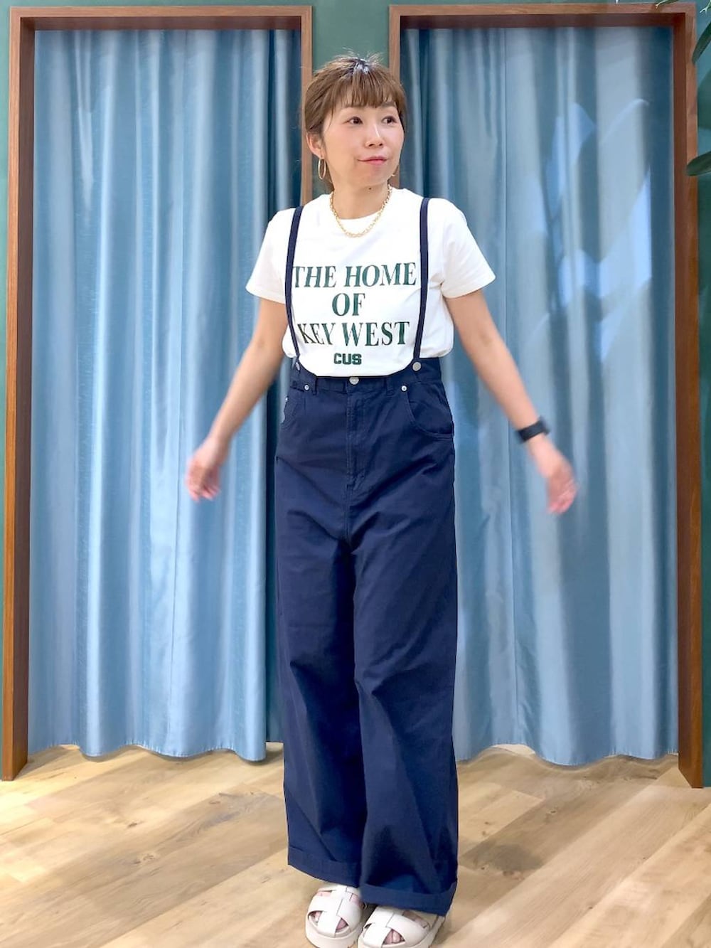 ホワイト系のTシャツ/カットソー、ブルー系のその他パンツ、ベージュ系のサンダルを着用したレディースの春コーディネートの4枚目の写真