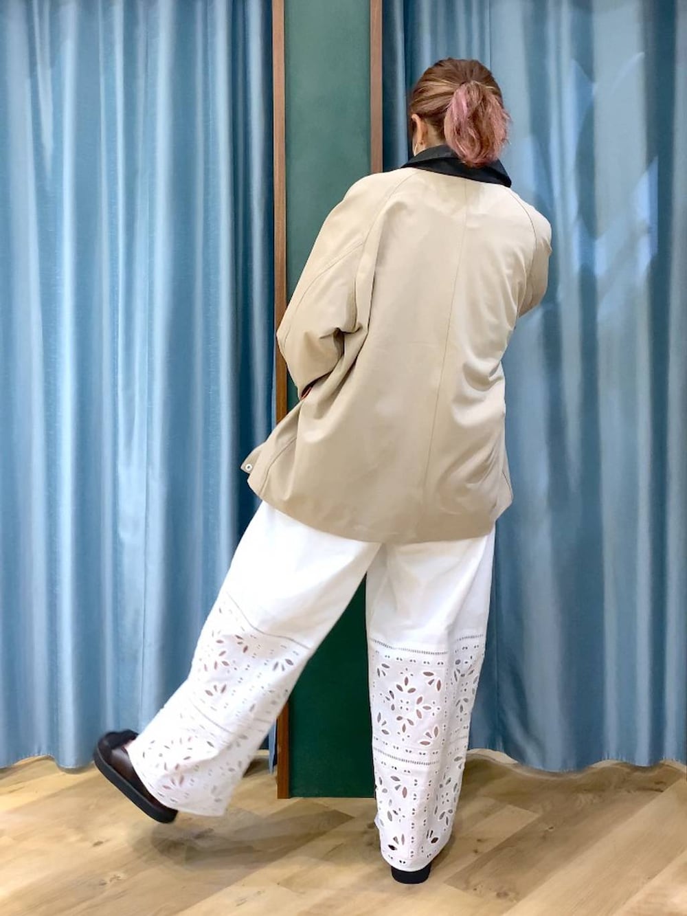 ベージュ系のカバーオール、ベージュ系のニット/セーター、ホワイト系のその他パンツを着用したレディースの春コーディネートの5枚目の写真