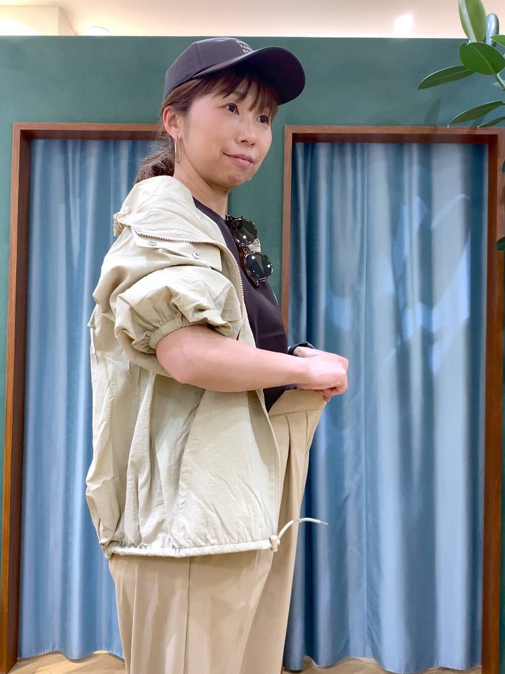ブラウン系のTシャツ/カットソー、ベージュ系のブルゾン、ベージュ系のその他パンツを着用したレディースの春コーディネートの10枚目の写真