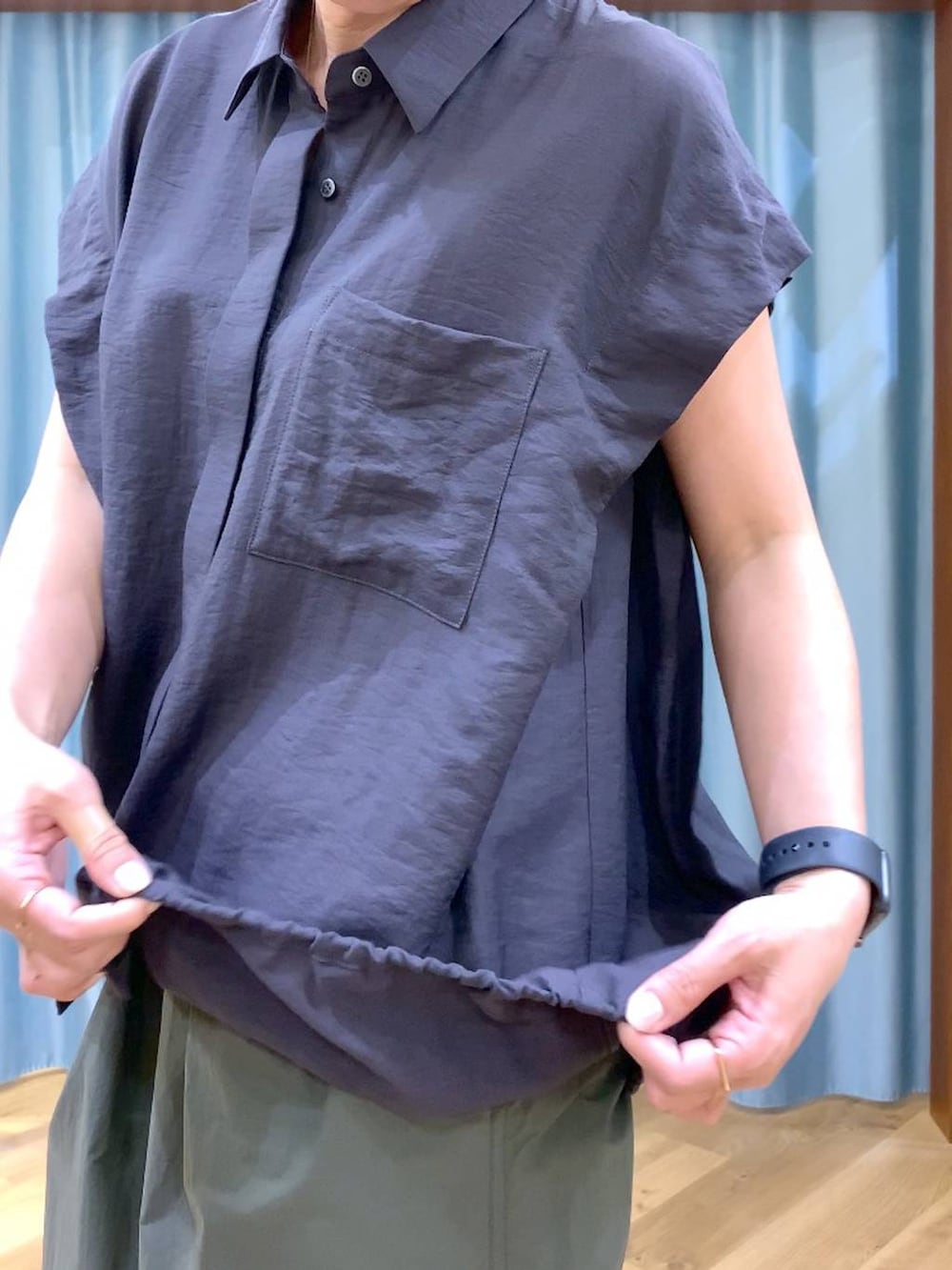 グリーン系のその他パンツ、ブラック系のトートバッグ、グレー系のシャツ/ブラウスを着用したレディースの春コーディネートの5枚目の写真