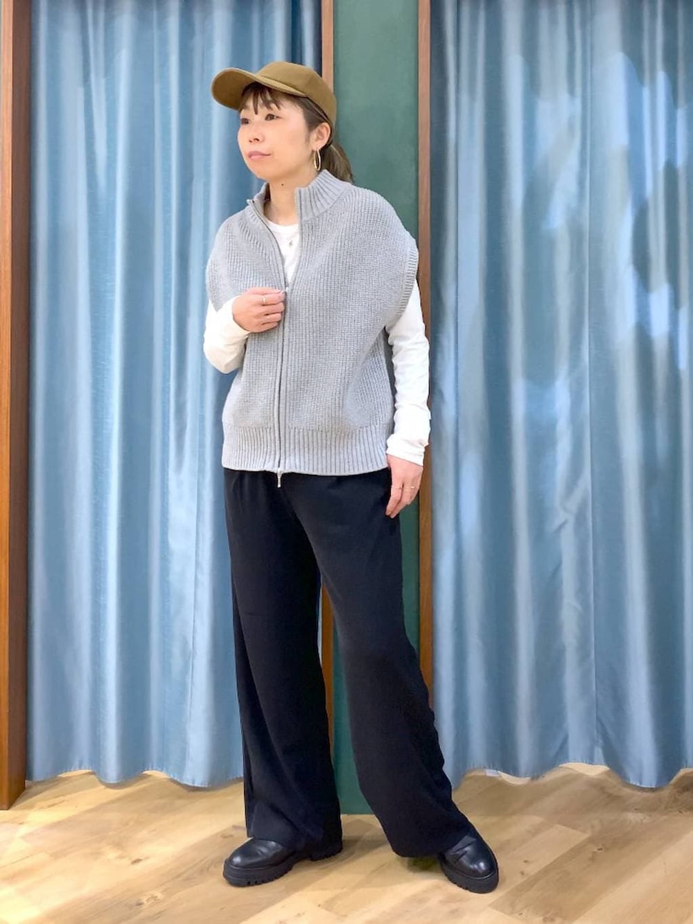 ブラック系のブーツ、ブラック系のスラックス、ホワイト系のTシャツ/カットソーを着用したレディースの冬コーディネートの5枚目の写真