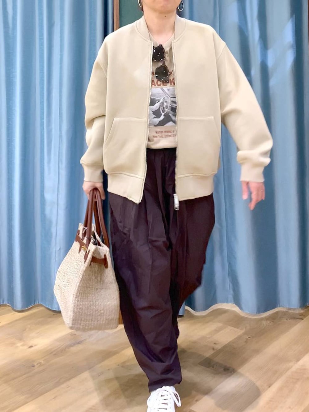 ブラウン系のその他パンツ、ブラウン系のスニーカー、ベージュ系のブルゾンを着用したレディースの春コーディネートの7枚目の写真