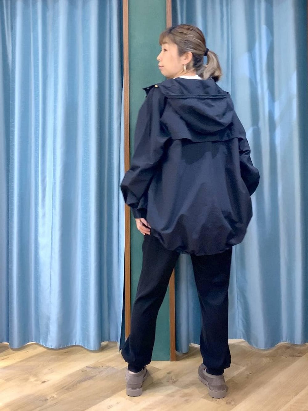 グレー系のローファー、ホワイト系のTシャツ/カットソー、ブラック系のマウンテンパーカーを着用したレディースの春コーディネートの4枚目の写真