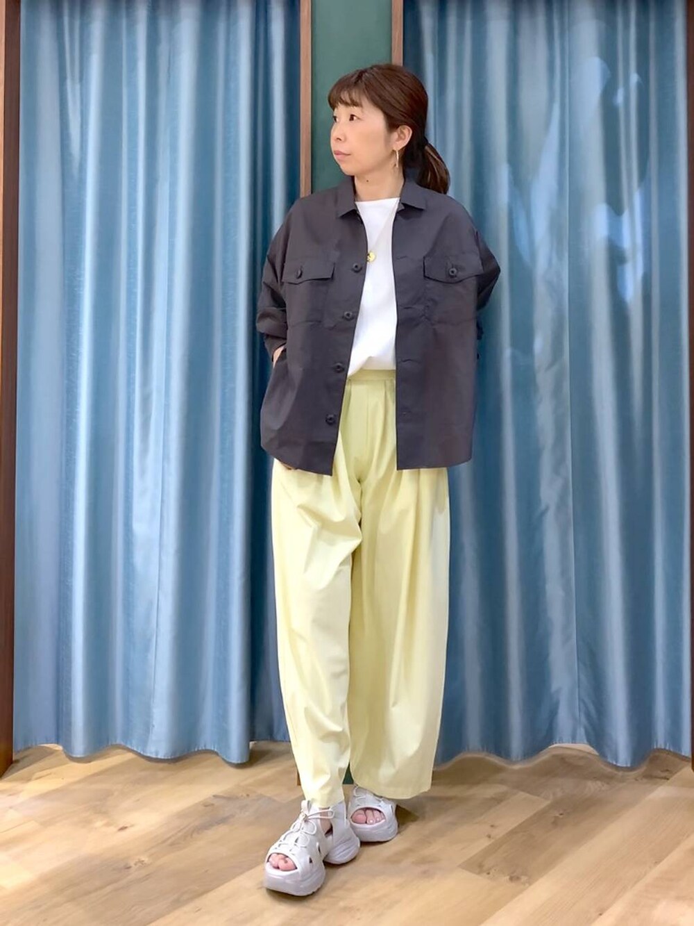 グレー系のシャツ/ブラウス、ホワイト系のTシャツ/カットソー、グレー系のサンダルを着用したレディースの春コーディネートの5枚目の写真