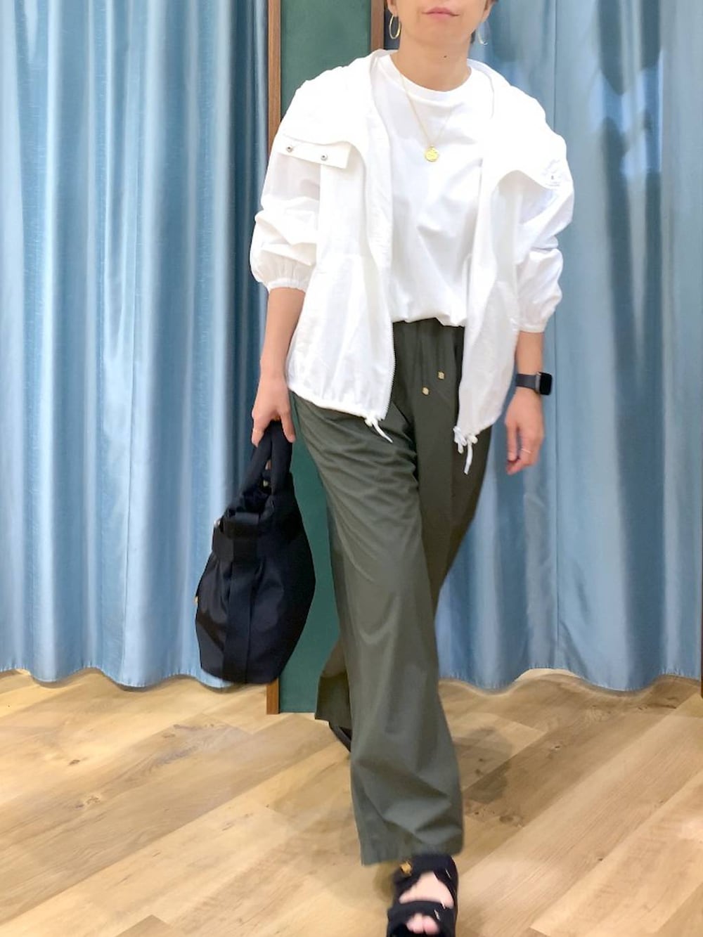 ホワイト系のTシャツ/カットソー、グリーン系のその他パンツ、ホワイト系のブルゾンを着用したレディースの春コーディネートの4枚目の写真