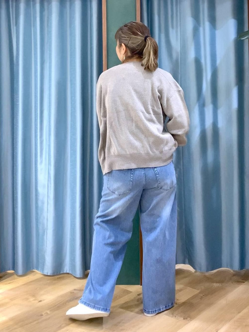 グレー系のカーディガン/ボレロ、ブルー系のデニムパンツ、ブルー系のTシャツ/カットソーを着用したレディースの冬コーディネートの5枚目の写真