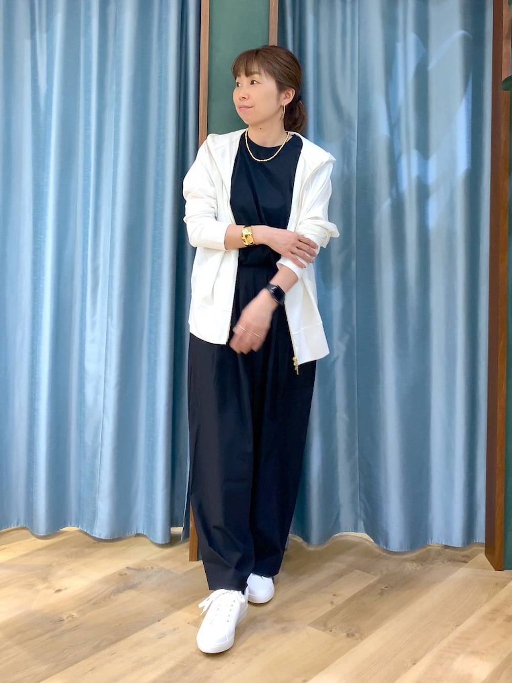 ブラック系のTシャツ/カットソー、ホワイト系のパーカー、ブラック系のその他パンツを着用したレディースの春コーディネートの2枚目の写真