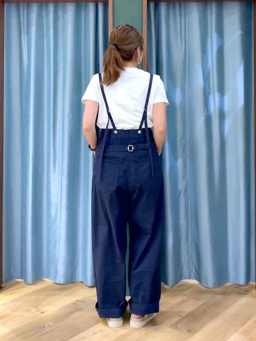 ホワイト系のTシャツ/カットソー、ブルー系のその他パンツ、ベージュ系のサンダルを着用したレディースの春コーディネートの5枚目の写真