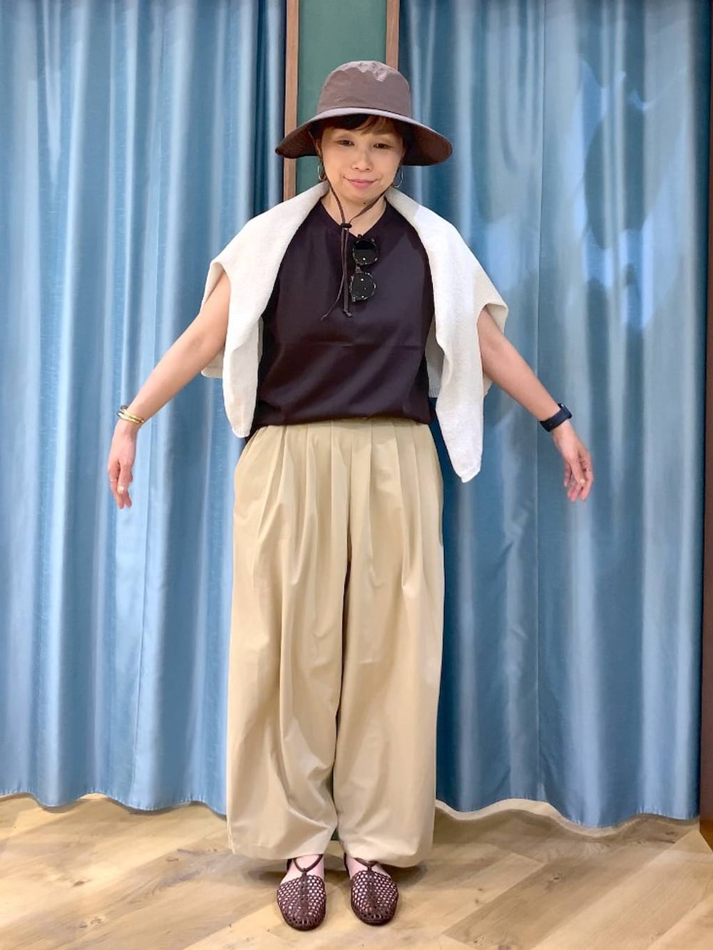 ブラウン系のTシャツ/カットソー、ベージュ系のその他パンツ、ブラウン系のスリッポンを着用したレディースの春コーディネートの3枚目の写真