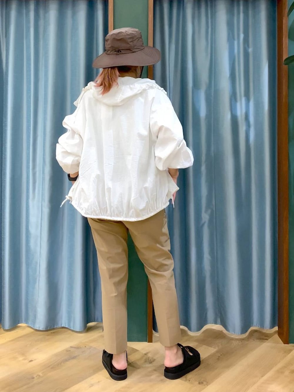 ベージュ系のその他パンツ、ホワイト系のTシャツ/カットソー、ホワイト系のブルゾンを着用したレディースの春コーディネートの6枚目の写真