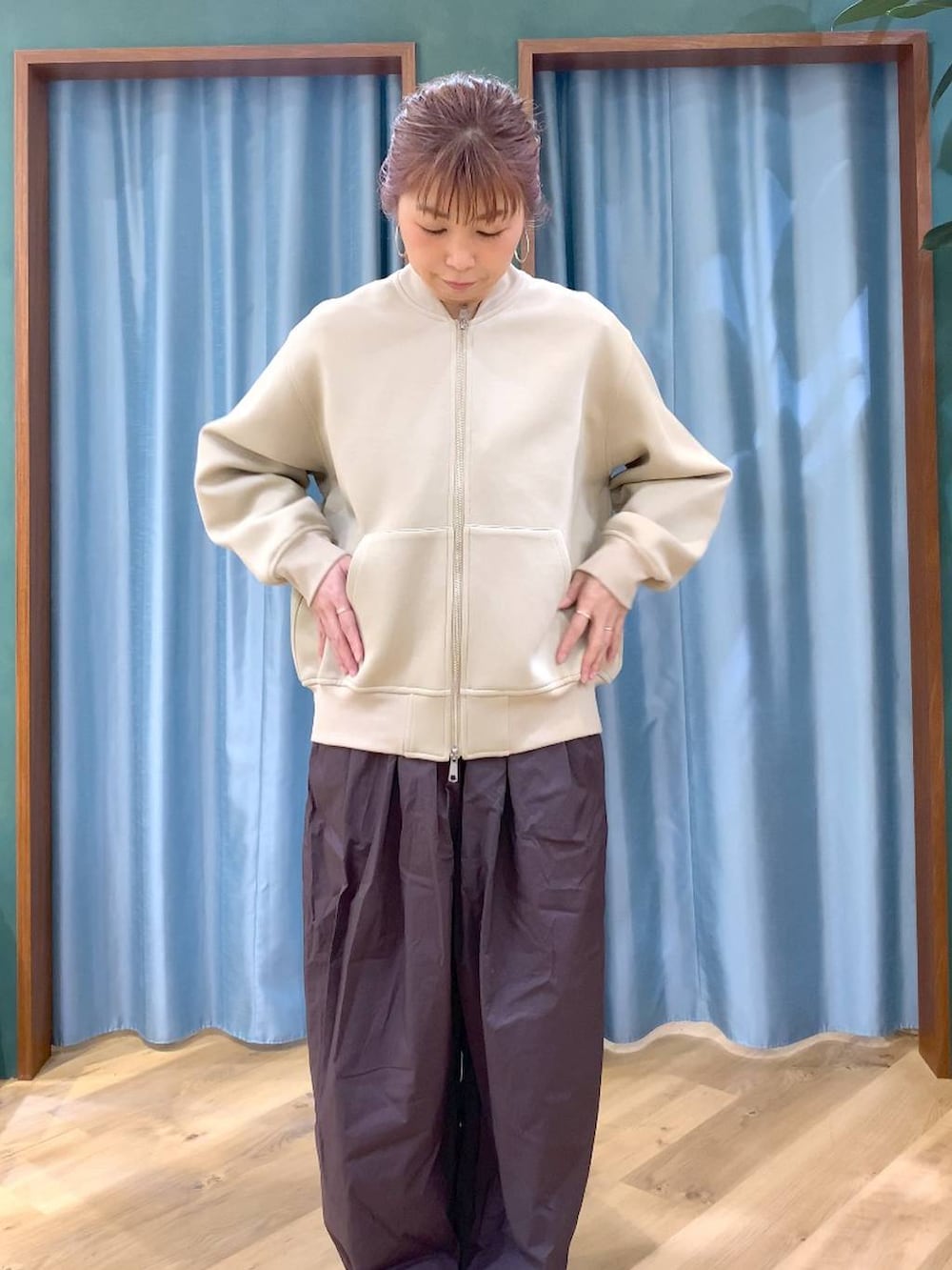 ブラウン系のその他パンツ、ブラウン系のスニーカー、ベージュ系のブルゾンを着用したレディースの春コーディネートの4枚目の写真