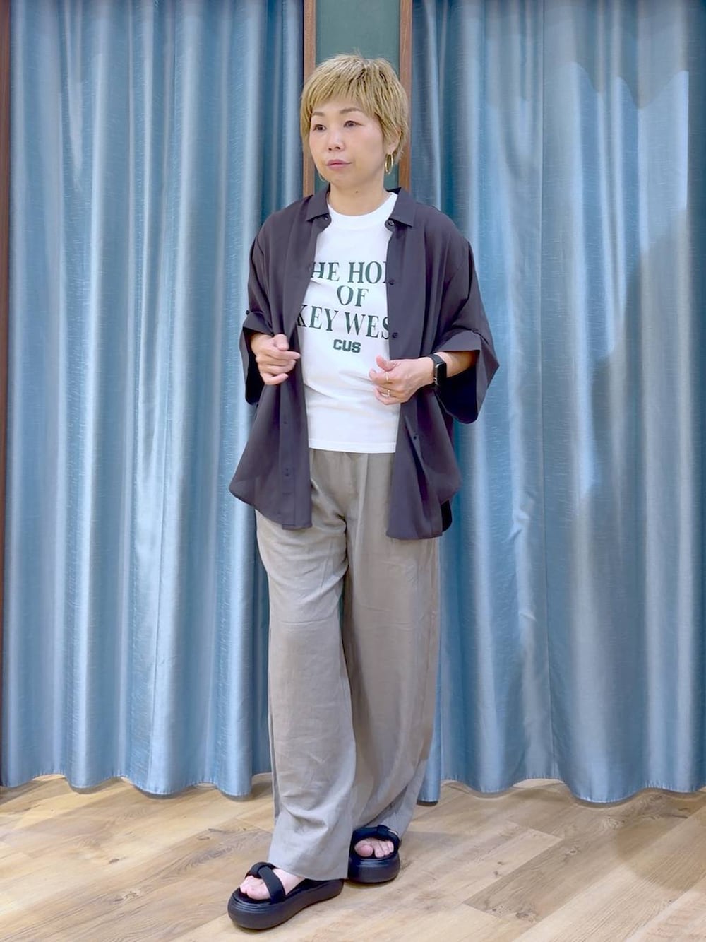 グレー系のシャツ/ブラウス、ホワイト系のTシャツ/カットソー、ブラウン系のその他パンツを着用したレディースの夏コーディネートの2枚目の写真