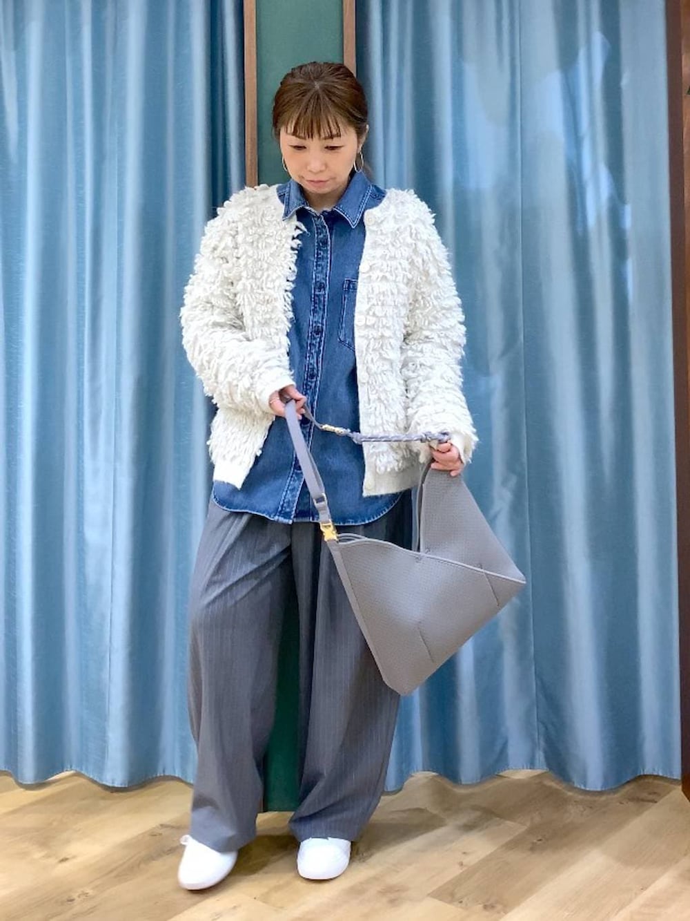 ブルー系のシャツ/ブラウス、ホワイト系のカーディガン/ボレロ、グレー系のその他パンツを着用したレディースの冬コーディネートの7枚目の写真