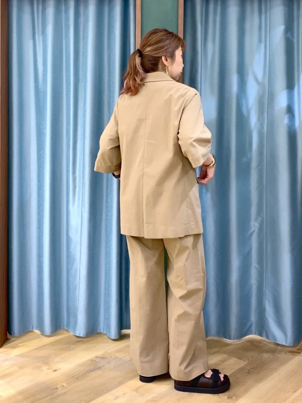 ベージュ系のその他パンツ、ベージュ系のテーラードジャケット、ホワイト系のTシャツ/カットソーを着用したレディースの春コーディネートの5枚目の写真