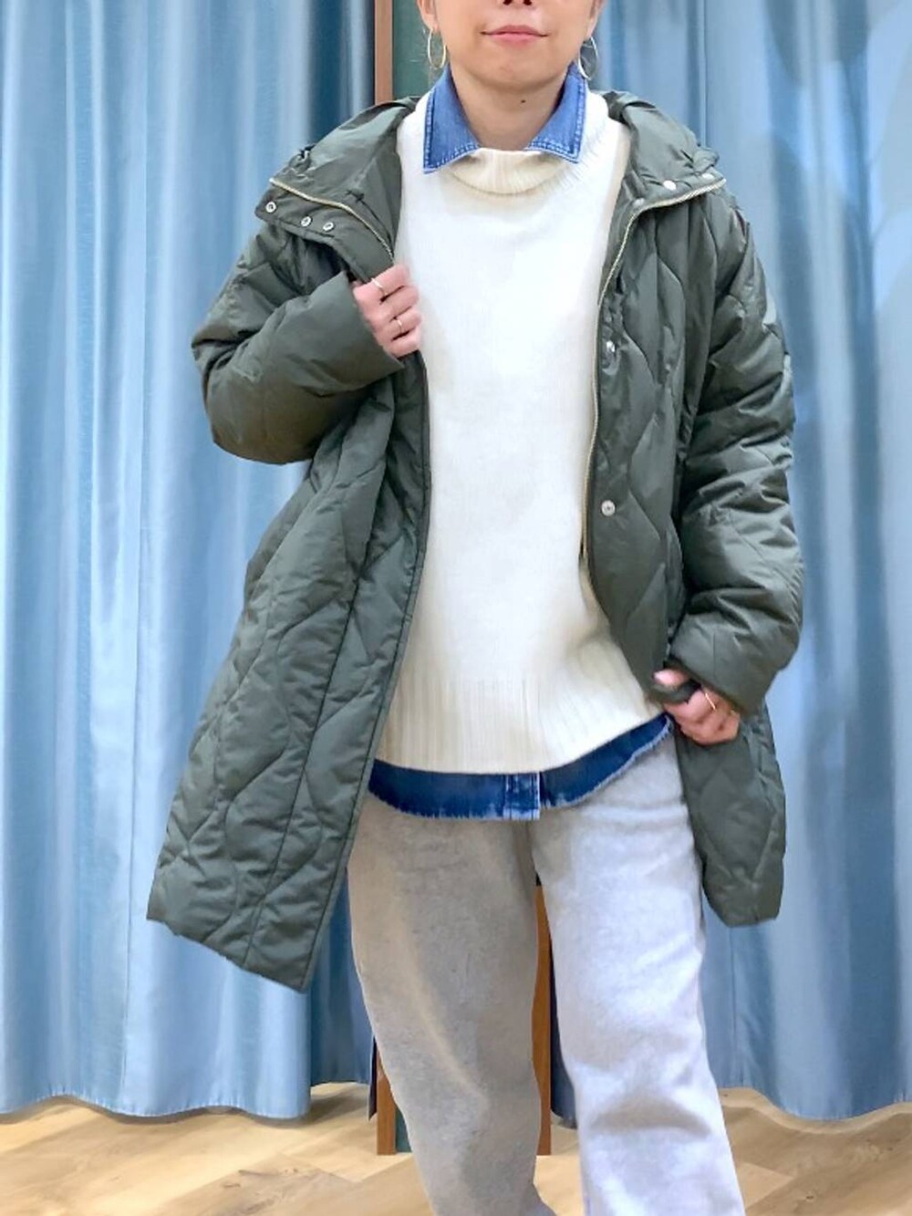 ブラック系のブーツ、ブルー系のシャツ/ブラウス、グリーン系のブルゾンを着用したレディースの秋コーディネートの6枚目の写真