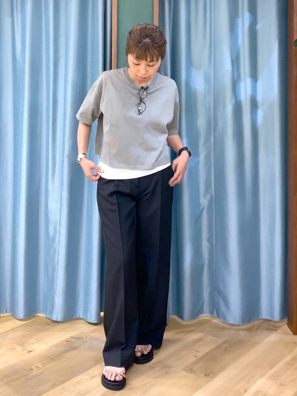 ホワイト系のタンクトップ、グレー系のTシャツ/カットソー、ブラック系のその他パンツを着用したレディースの春コーディネートの5枚目の写真